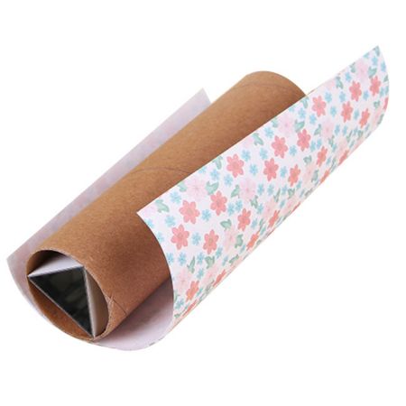 包装紙やデザインした紙を紙管に貼り付けます。