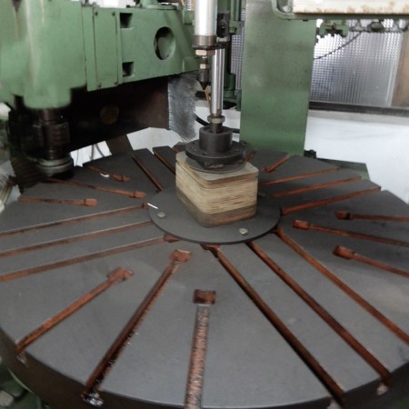 俞泰光學放大鏡工廠－自動切割機