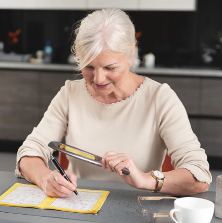 長方形黃線放大鏡照明清晰、黃線輔助,適合年長者閱讀書寫,輕鬆不吃力