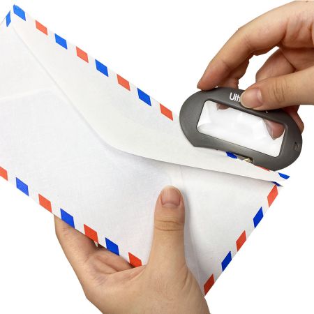 Brieföffner zerreißt den Umschlag
