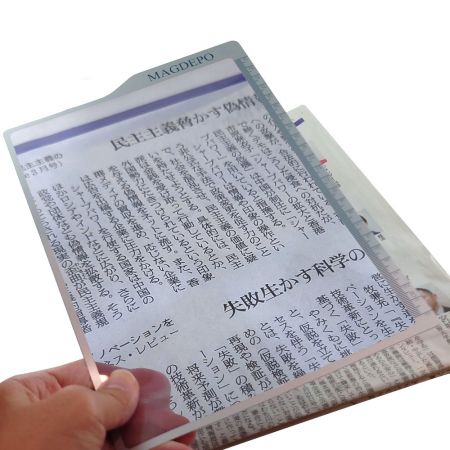Ganzseitiges Fresnel-Linsen-Lupenblatt zum Lesen von Zeitungen