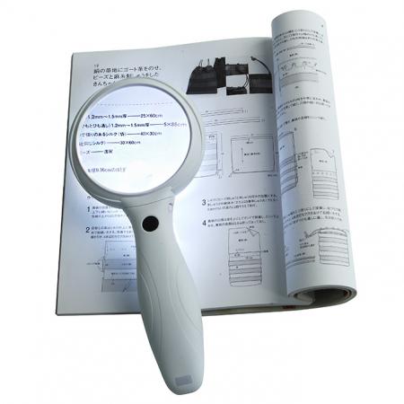 Round handheld magnifier with USB charging