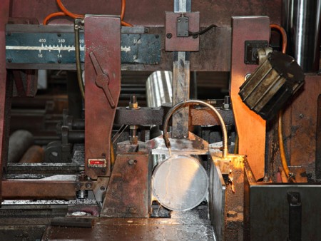 تتمتع آلة المنشار الشريطي لـ Ju Feng بالميزة التي تمكنها من قطع القضيب الفولاذي بنطاق مرن من القطر الخارجي.