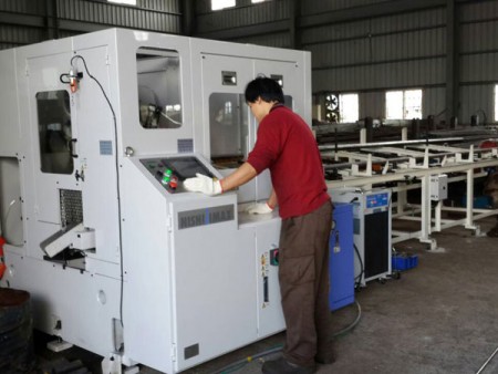 Ju Feng puede cortar barras de acero a medida con su máquina de sierra circular de última generación para sus clientes.