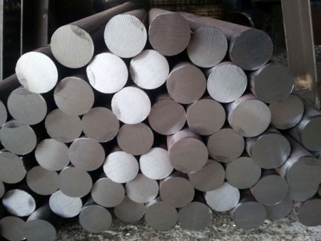Steel bars after the cutting process with JFS's circular saw machines.