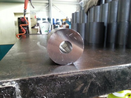 El producto de acero terminado después de la perforación de alta velocidad en el centro de perforación de Ju Feng.