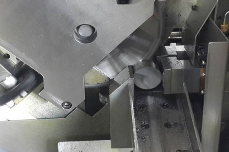 Existem várias máquinas de corte com serra circular nas fábricas da JFS.
