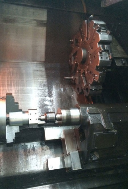 As avançadas máquinas de torneamento CNC, utilizadas pela equipe de engenharia da Ju Feng, estão prontas para atender às demandas de torneamento de qualquer cliente.