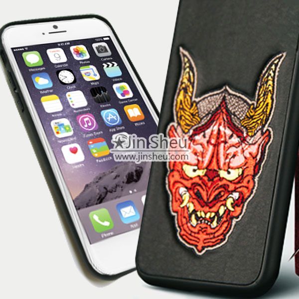 Funda de teléfono bordada