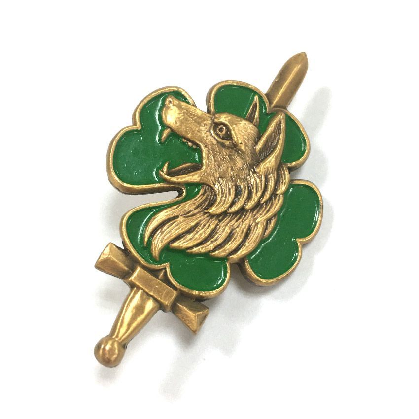 Die-struck messing bløde emalje lapel pins med 3D detaljer