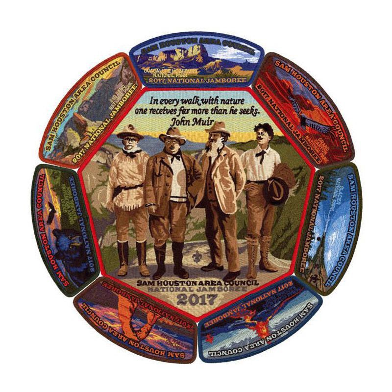 Okrągła pamiątkowa naszywka dla Związku Harcerstwa Amerykańskiego na Narodowe Jamboree 2017, przedstawiająca cztery postacie historyczne w wczesnych strojach harcerskich stojące w naturalnym krajobrazie.