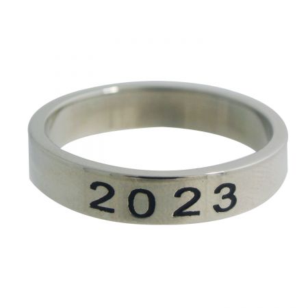 Anello scolastico - Questo anello di classe in acciaio inossidabile è il modo perfetto per mostrare il tuo spirito scolastico! Presenta un riempimento di colore in smalto morbido ed è inciso con il tuo anno di laurea.