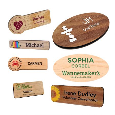 Badges en bois imprimés en UV avec texte et images personnalisés pour afficher les noms ou titres d'organisation.
