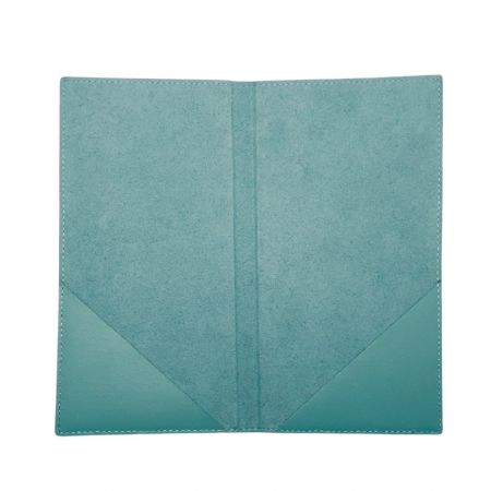 Innenseite des Leder-Scheckpräsenters in Himmelsblau