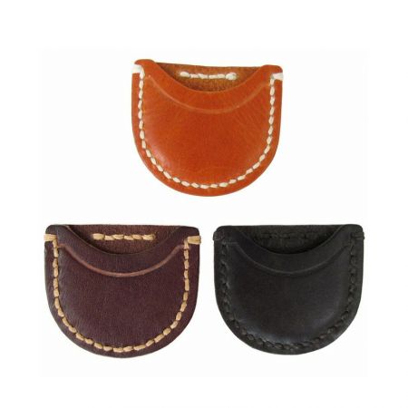 style de porte-pièces militaire en cuir dans trois couleurs de cuir différentes