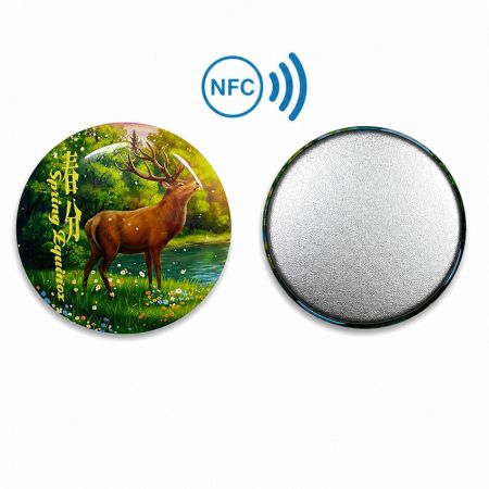 Botão NFC personalizado individual para o Equinócio da Primavera, parte de uma coleção de presentes NFC personalizados sazonais.