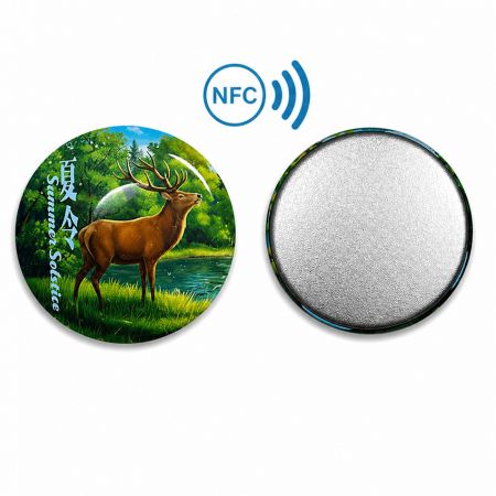 Distintivo NFC personalizado individual para o Solstício de Verão, parte de uma coleção de presentes NFC personalizados sazonais.
