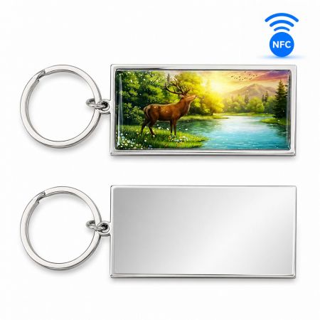 Design de paysage printanier avec des cerfs sur un porte-clés NFC personnalisé avec un dos en alliage de zinc poli.