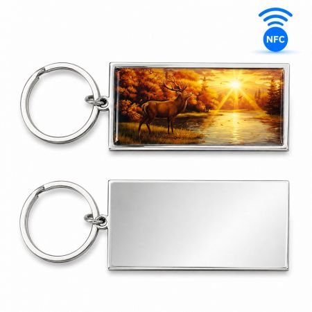 Œuvre d'art de cerfs au coucher de soleil d'automne sur un porte-clés NFC montrant le devant en dôme époxy et le dos en métal plat.