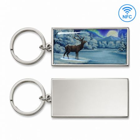 Scène de cerfs sous l'aurore hivernale sur un porte-clés NFC personnalisé affichant à la fois le devant imprimé et le dos argenté.