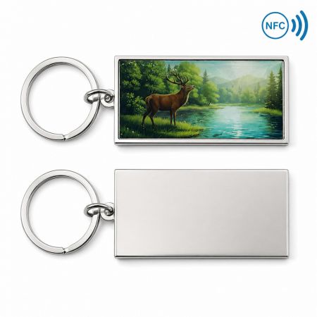 Impression de cerfs en montagne d'été sur un porte-clés NFC avec des détails de couleur CMJN de haute qualité et un cadre en métal.
