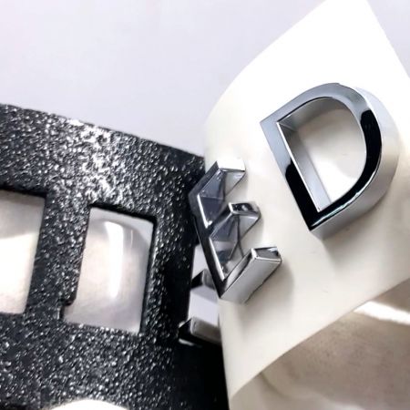 Vue rapprochée des emblèmes de porte de voiture en ABS et de l'adhésif