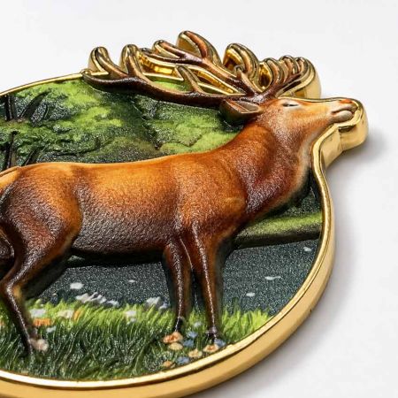 Cận cảnh nam châm hươu tùy chỉnh cho thấy chi tiết kim loại 3D nổi bật, lớp mạ vàng bóng, màu men có kết cấu và nghệ thuật nền rừng.