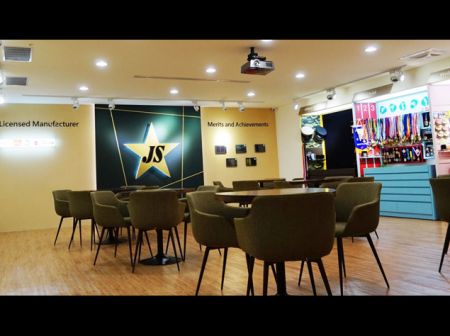 Showroom di Taipei Ristrutturato Jin Sheu - Nuovo showroom ristrutturato di Taipei con numerosi campioni di metallo, toppe ricamate e altri articoli promozionali