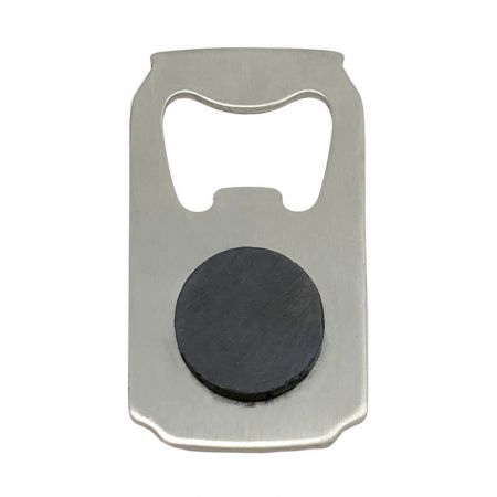 Задняя сторона открывалки для бутылок с черным магнитом.