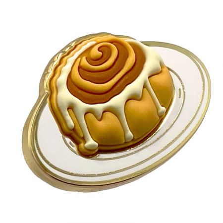 Schattige emaille pin in de vorm van een kaneelrol met 3D rubberen accenten