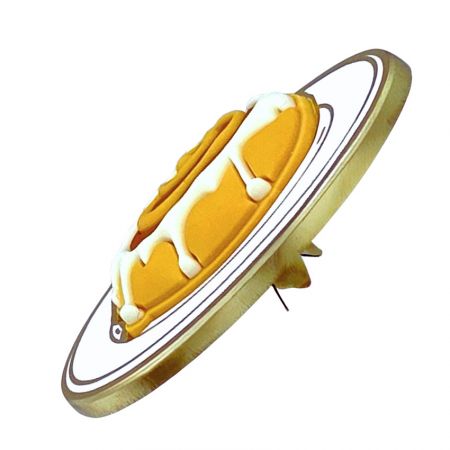 ooghoogte van de kaneelrol emaille pin om de diepte van de 3D rubberen functie te tonen