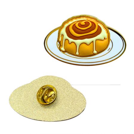 voor- en achteraanzichten van de emaille pin met rubber