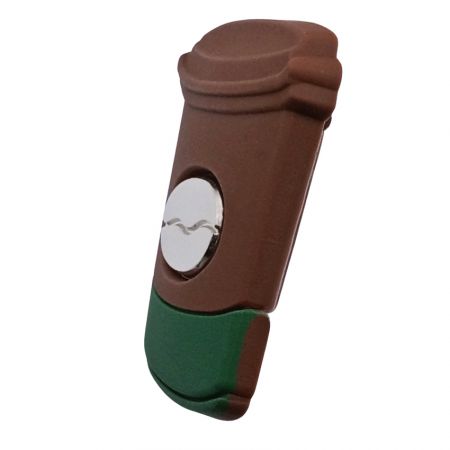 Zijaanzicht van een 3D koffie kopje rubberen speld met een metalen koffieboon accent