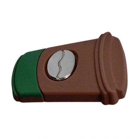 Ooghoogte weergave van een 3D koffie kopje zachte PVC speld met een metalen koffieboon element