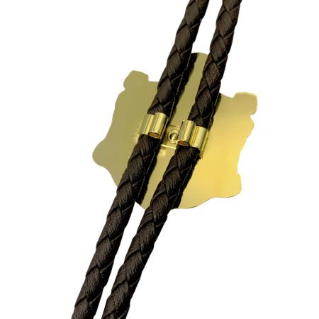 Zeigt die Klammer auf der Rückseite des maßgeschneiderten Bolo-Ties