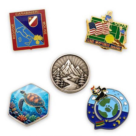 Produttore di Spille Personalizzate - Collezione di cinque spille personalizzate con cloisonné, smalto morbido, stampa UV, coniatura senza colorazione e design in movimento su uno sfondo bianco.