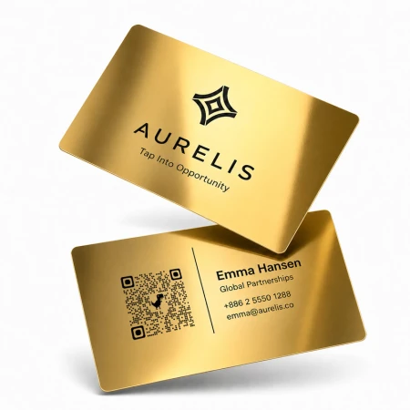 Thẻ doanh nghiệp NFC tùy chỉnh - Thẻ doanh nghiệp NFC bằng kim loại vàng với bề mặt gương, thương hiệu tùy chỉnh, thông tin liên lạc và mã QR in sẵn.