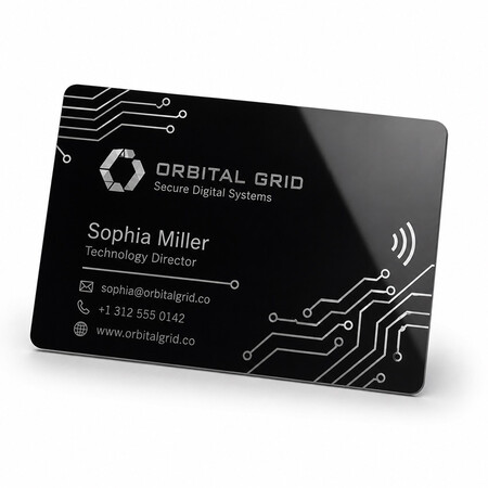 Thẻ doanh nghiệp NFC kim loại đen bóng với đồ họa mạch bạc, thông tin liên hệ và biểu tượng chạm sóng.