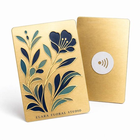 Thẻ doanh nghiệp NFC hoa văn vàng với chi tiết men màu xanh hải quân và xanh ngọc và thẻ NFC chống kim loại hình tròn.