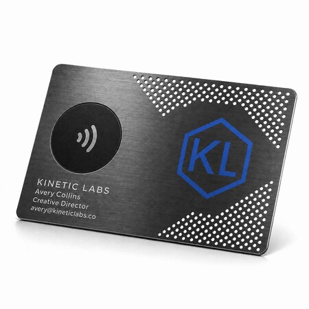 Thẻ doanh nghiệp bằng đồng gunmetal có lỗ perforated với in logo KL màu xanh phẳng và thẻ NFC chống kim loại hình tròn.
