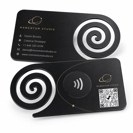 Thẻ doanh nghiệp NFC kim loại đen hình dạng tùy chỉnh với các lỗ cắt xoắn ốc, thông tin liên hệ, mã QR và thẻ NFC hình tròn.