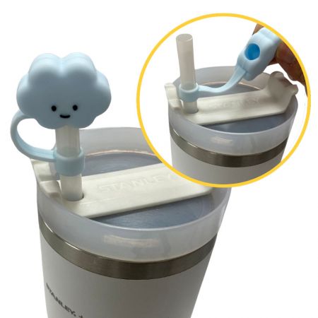 un couvercle de paille conçu en forme de nuage dans une tasse stanly