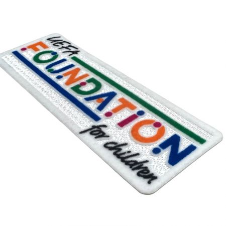 hoekzicht van het UEFA Foundation for Children flock patch
