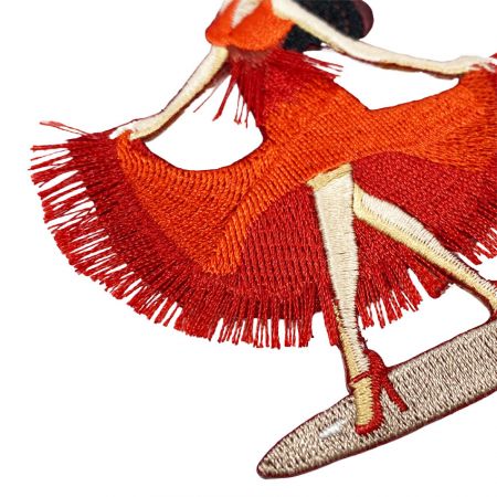 écusson brodé design personnalisé avec frange