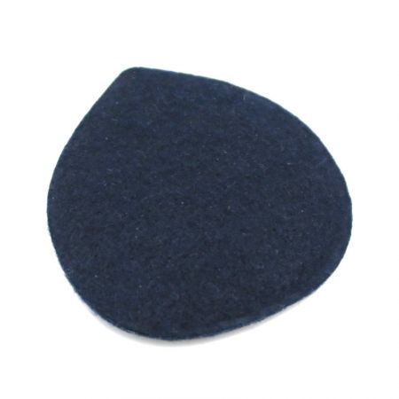 Maßgefertigter geprägter PVC-Patch auf schwarzem Samtstoff