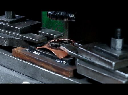 外形切断 - スタンピングアイテム外形切断