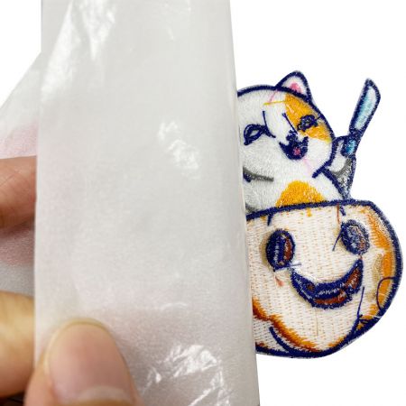 écusson de chat à frange brodé avec logo personnalisé