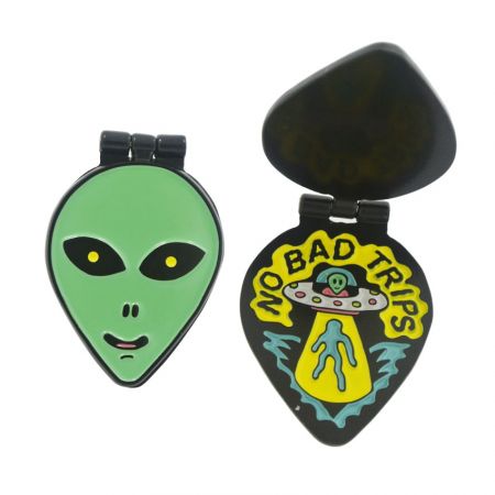 UFO 외계인 힌지 핀 배지 - 도매 맞춤형 소프트 에나멜 힌지 핀