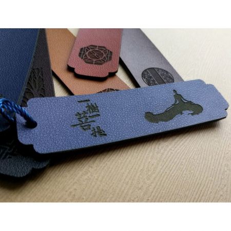 marcador de cuero con logo grabado láser personalizado