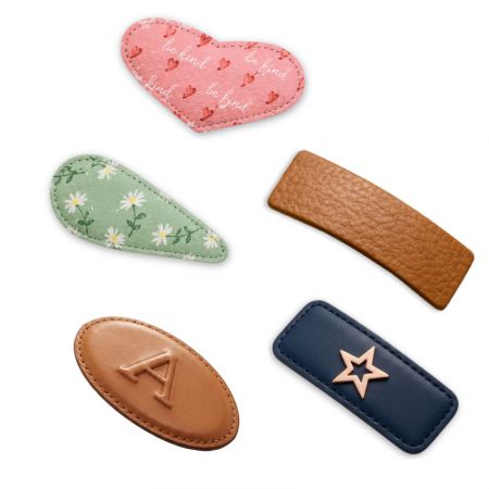 Tilpassede Læder Hår Snap Clips - Samling af tilpassede læder snap clips med forskellige former, trykte mønstre, prægede logoer, metalemblemer og teksturerede PU-læderfinish til private label tilpasning.